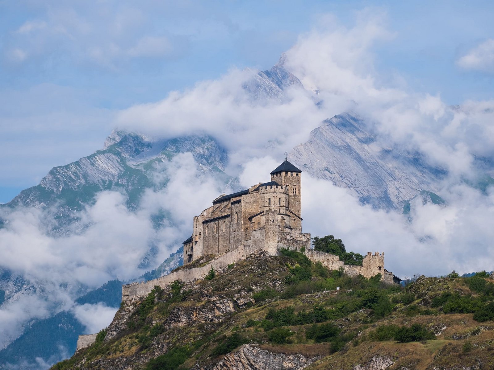 Das Schloss Valère in Sitten vor dem Berg Haut de Cry
