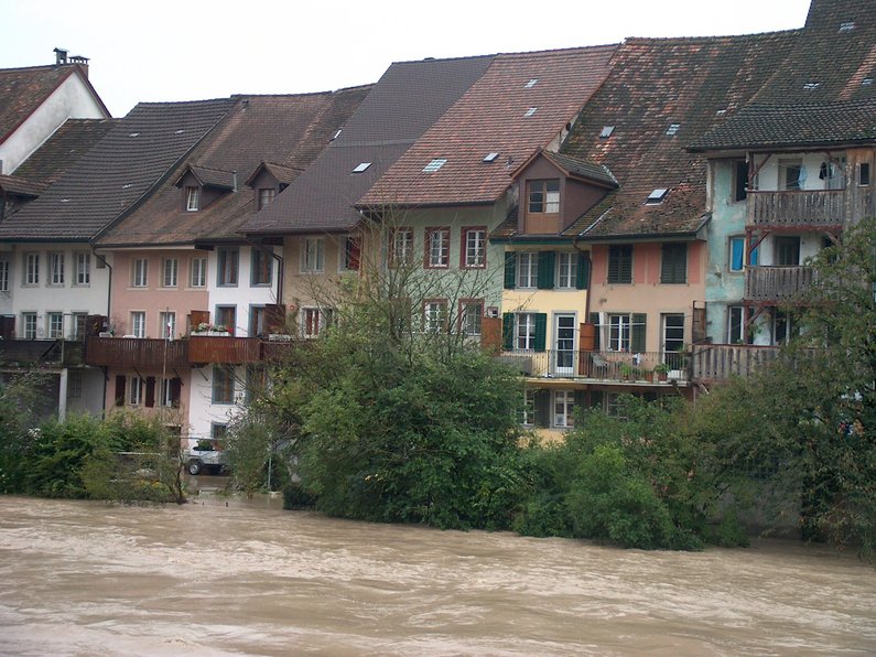 La façade donnant sur la Reuss de la Grosse Kirchgasse à Mellingen AG lors des crues de la Reuss en 2005