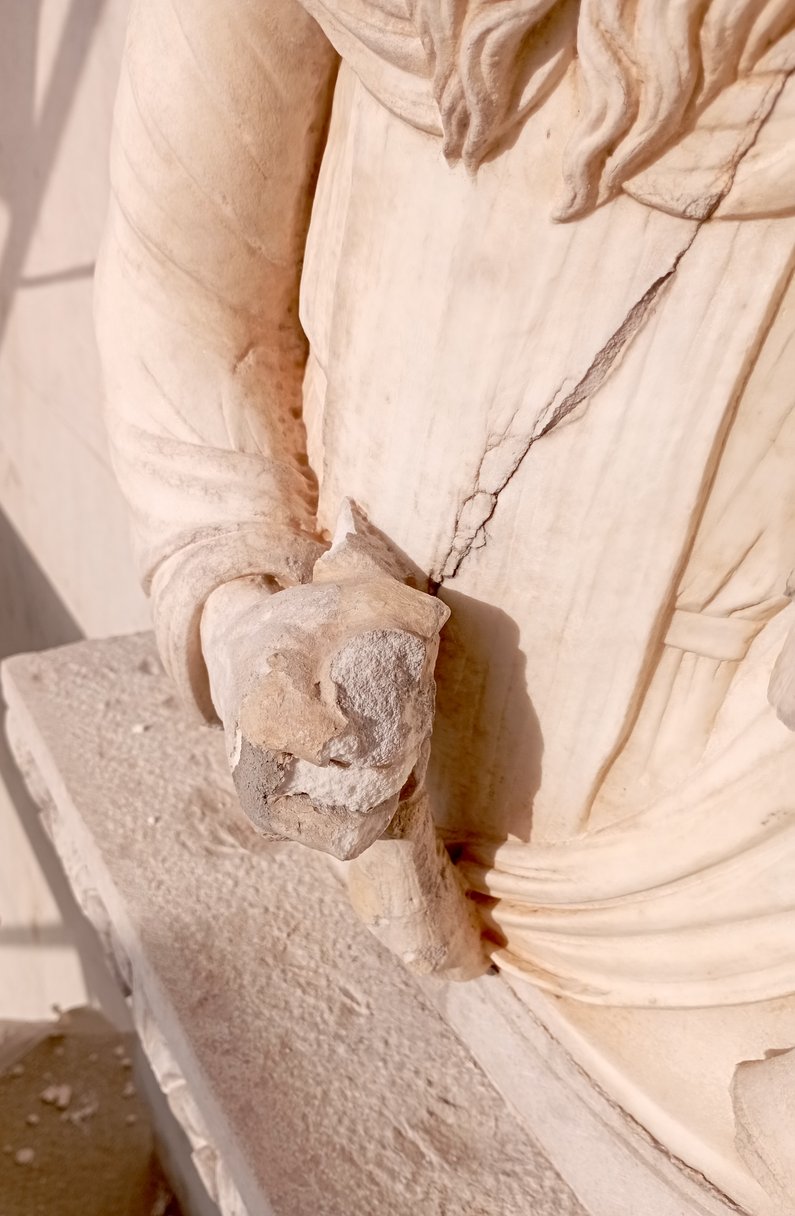 Hitzeschäden an Marmorrelief an der Kathedrale von Lugano