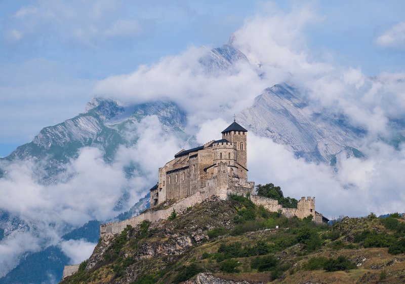 Le château de Valère à Sion, devant le Haut de Cry