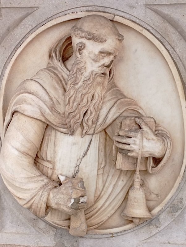 Façade de la cathédrale San Lorenzo, à Lugano TI. Détail de l'un des cinq médaillons en marbre de Carrare.