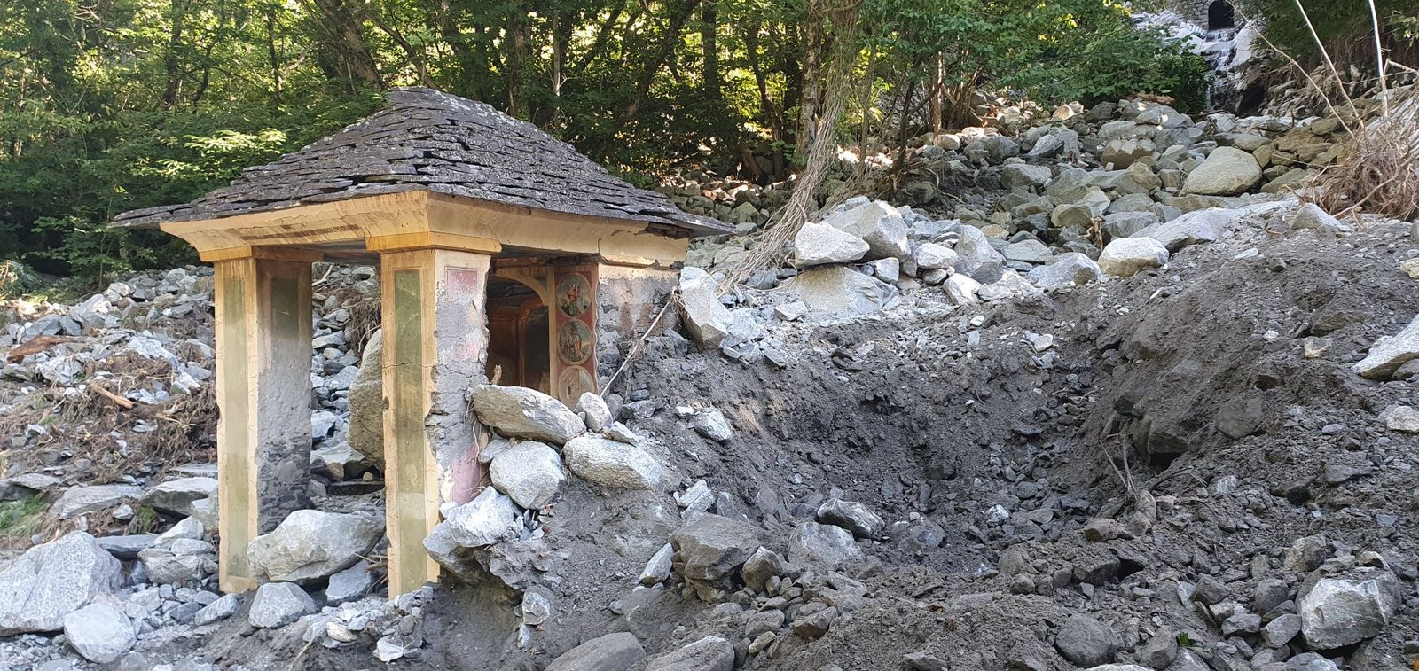 Beschädigte Kapelle im Bavonatal nach dem Niedergang einer Gerölllawine infolge intensiver Starkregenereignissen 2024