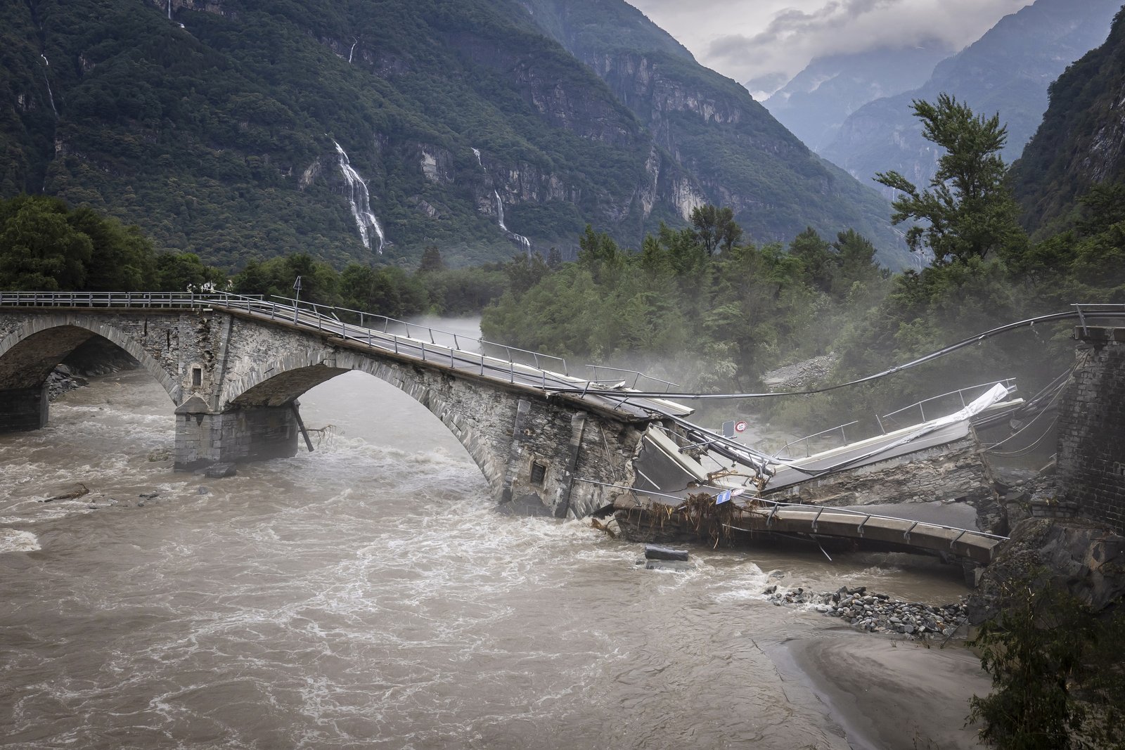 Durch Unwetter zerstörte Brücke im Val Bavona